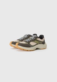 Sportliche Schuhe mit einem Obermaterial aus Mesh und Synthetik in Grau und Beige, einer Gummisohle und hellblauen Schnürsenkeln. "HUGO"-Logo an der Seite.