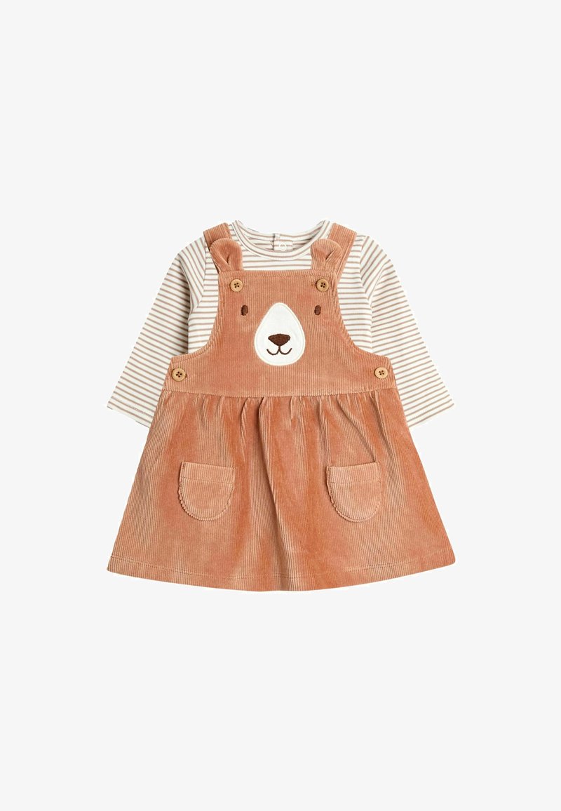 Karamellbraues Corduroy-Kleid für Kleinkinder mit Bärenkopf und Ohren, getragen über einem beige-weiß gestreiften Langarmshirt. Zwei vordere Taschen am Kleid.
