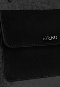 Must must ja suédist käekott hõbedase "RYŁKO" logoga klapil, millel on detailne tekstuur ja õmblemine.