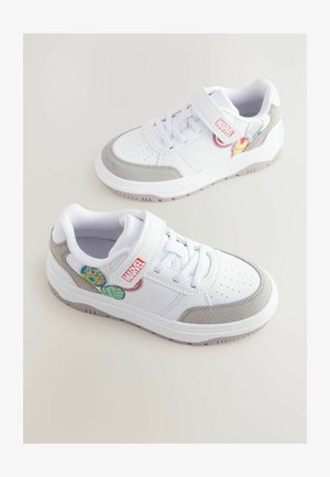 Sneakers bianchi con dettagli in suede grigio, punta rotonda, parte superiore perforata e toppe Marvel con personaggi colorati. Chiusura a strappo e lacci.