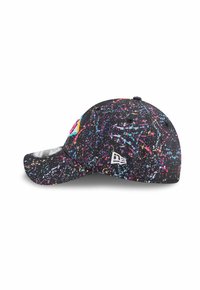 Schwarze Kappe mit einem Spritzerfarben-Design in verschiedenen Farben, gebogenem Schirm und Logodetail an der Seite. Stofftextur, verstellbarer Verschluss hinten.