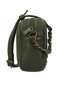 Borsa a tracolla in pelle verde scuro con dettagli in catena di ottone, chiusura con cerniera e tracolla regolabile, mostrata di lato.