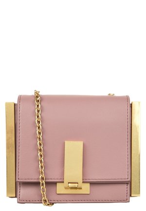 Compact mauve leren handtas met goudkleurige rechthoekige gesp, zijaccenten en een schouderriem met ketting, afgebeeld tegen een witte achtergrond.