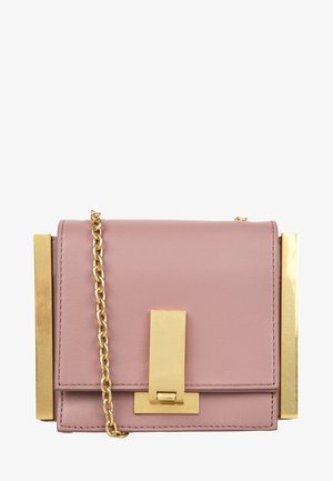 Kompaktowa fioletowa skórzana torebka z prostokątnym zapięciem w kolorze złotym, bocznymi akcentami oraz łańcuszkowym paskiem na ramię, pokazana na białym tle.