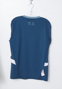 T-shirt de sport bleu à manches courtes, avec un col bleu clair et des accents latéraux blancs. Fabriqué en matériau évacuant l'humidité.