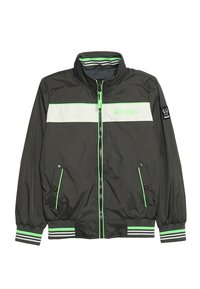 Chaqueta de cremallera en blanco y negro con detalles verdes, dos bolsillos frontales, puños y dobladillo acanalados con rayas verdes y blancas, y logo de "Cars Jeans".