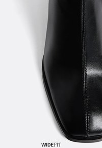 Stradivarius WIDE FIT MID WITH STRETCH LEGS - Stivaletti - black