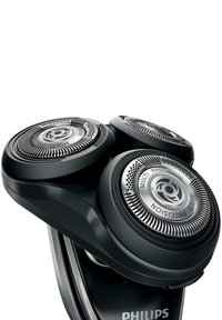 Le rasoir électrique Philips dispose de trois têtes de précision rondes, argentées et noires, avec une surface texturée, montées sur un manche ergonomique élégant.