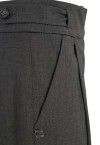 Pantaloni grigi plissettati con una trama liscia, vita alta e un bottone decorativo. Un'etichetta del logo è visibile vicino alla cucitura inferiore.