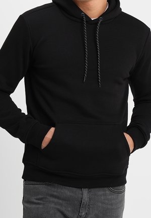 Hoodie noir avec une finition texturée, dotée d'une poche kangourou, d'une capuche avec cordon de serrage réglable et de poignets côtelés.
