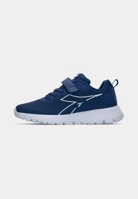 Baskets de sport bleu marine avec un dessus en mesh respirant, accents blancs et une sangle Velcro. Semelle extérieure blanche épaisse avec un motif de grip texturé.