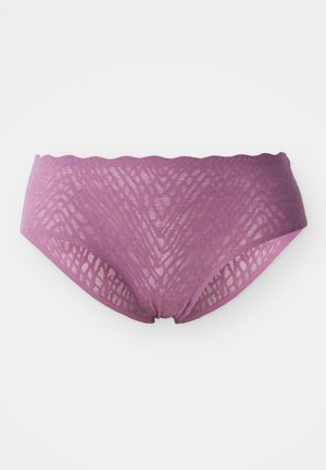 Lila Spitze Bikini-Unterwäsche mit einem gewellten Bund und einem strukturierten Muster. Der Stoff wirkt leicht und durchsichtig.