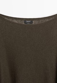 Maglione verde oliva scuro con scollatura ampia, motivo a trama lavorata e etichetta "Massimo Dutti". Tessuto morbido e informale.