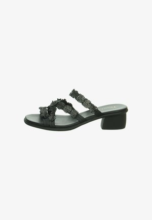 Schwarze Blockabsatzsandalen mit floralen Verzierungen, ausgestattet mit zwei überlappenden Riemen und einer weichen, matten Oberfläche.