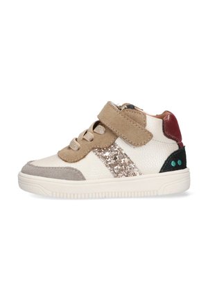 Sneakers met een witte leren basis, beige en grijze suède accenten, en een glinsterende gouden streep. Beschikt over een klittenbandsluiting en een gestructureerde zool.