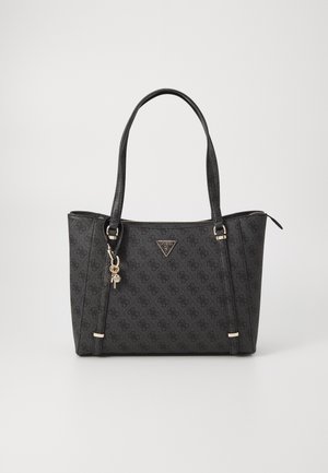 Sac tote noir avec une surface texturée, présentant un motif de logo en relief, du matériel en métal doré, une fermeture zippée et des doubles poignées.