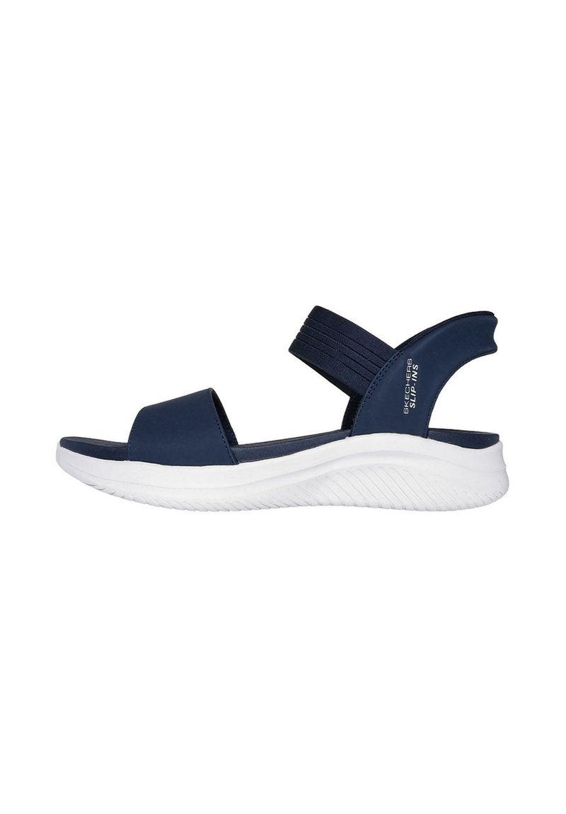 Sandal de color azul marino con correas elásticas anchas, diseño de punta abierta y suela blanca acolchada con estrías texturizadas para un mejor agarre.