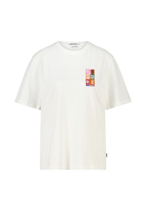 T-shirt blanc à manches courtes avec un petit patch coloré de motifs de feuilles abstraites sur la poitrine gauche.