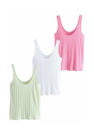 Tres camisetas sin mangas de canalé en verde pastel, blanco y rosa. Tienen tirantes anchos y un escote en forma de scoop, con una textura suave.