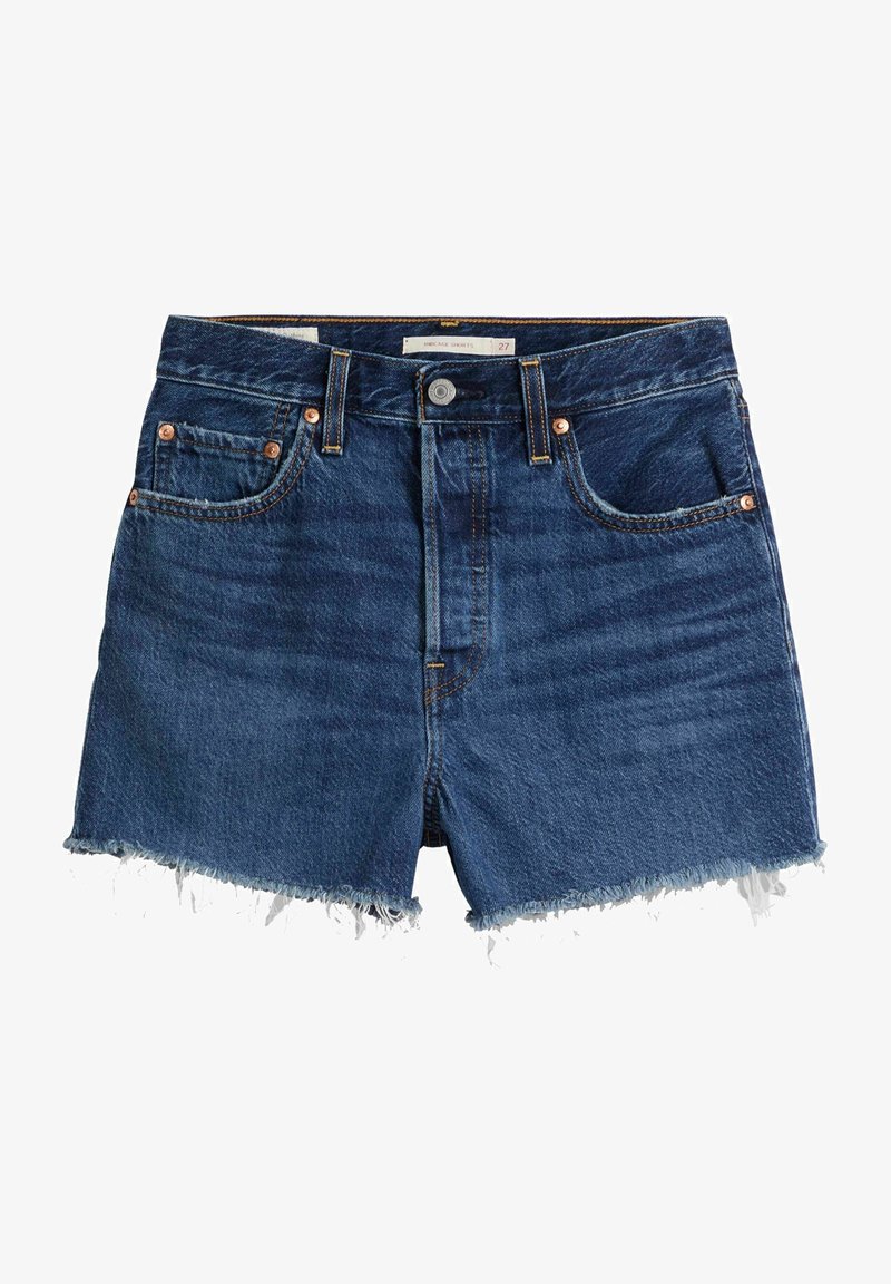 Džínové šortky v tmavě modré barvě s roztrhaným lemem, čtyřmi kapsami, měděnými nýty a zapínáním na knoflík vpředu. Materiál je měkký s jemnou texturou.