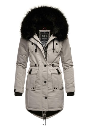 Parka longue gris clair avec capuche bordée de fourrure noire, boutons sur le devant, fermeture éclair, ceinture à la taille et plusieurs poches avant.