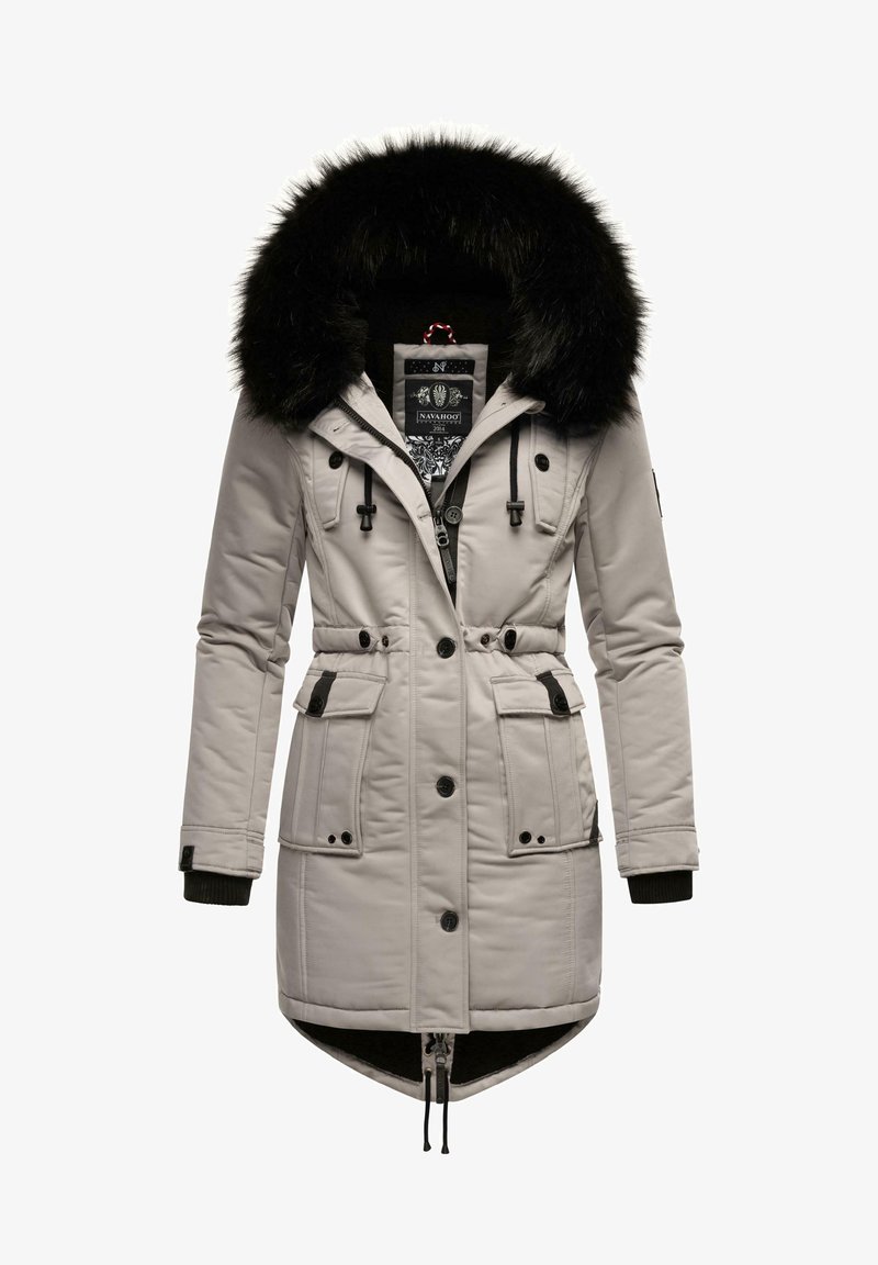 Parka longue gris clair avec capuche bordée de fourrure noire, boutons sur le devant, fermeture éclair, ceinture à la taille et plusieurs poches avant.