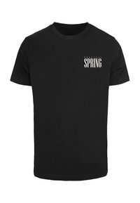 Sort bomulds t-shirt med teksten "TROPICAL SPRING" i hvid på venstre side. Rund hals, korte ærmer og en normal pasform.