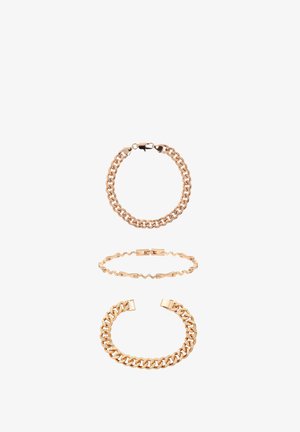 Trzy złote bransoletki o różnych wzorach łańcuchów, ułożone pionowo na białym tle.