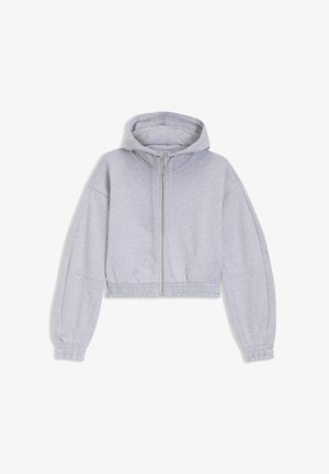 Jasnoszara krótka bluza z kapturem na suwak z przodu, z długimi bufkami na rękawach, elastycznymi mankietami i dołem oraz przymocowanym kapturem na białym tle.