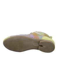 Sneaker multicolore con una tomaia intrecciata testurizzata, prevalentemente in toni pastello, e una suola in gomma flessibile con un battistrada decorato.