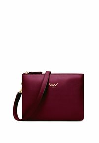 Burgundská kožená crossbody taška s gold logem, zipovým uzávěrem a štíhlým designem s odnímatelným popruhem pro všestrannost.