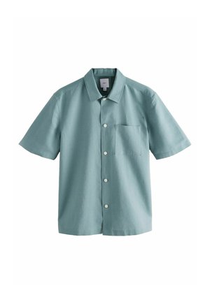 Chemise bleu clair à manches courtes avec col et poche poitrine présentée sur fond blanc.