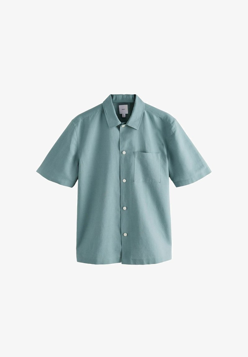 Chemise bleu clair à manches courtes avec col et poche poitrine présentée sur fond blanc.