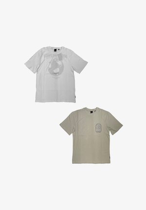 Weißes T-Shirt mit kurzen Ärmeln und grafischem Druck; beiges T-Shirt mit kurzen Ärmeln und kreisförmigem Design auf der linken Brust. Beide aus Baumwolle.