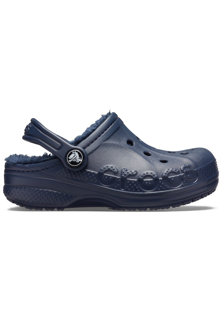 Zoccoli Crocs blu navy con morbida fodera in pile, fori di ventilazione e una fascia posteriore per una vestibilità sicura; suola testurizzata per una buona aderenza.