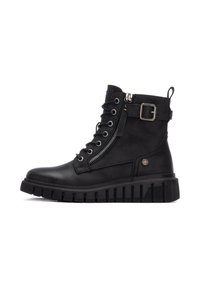 Botas de cuero negro hasta el tobillo con cordones en la parte frontal, cremallera lateral, detalle de hebilla y suela de goma resistente con un diseño de banda.