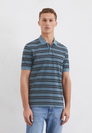 Gestreepte polo in blauw en zwart, met korte mouwen, kraagontwerp, voorzien van een klein logo op de borst, gecombineerd met lichtblauwe jeans.