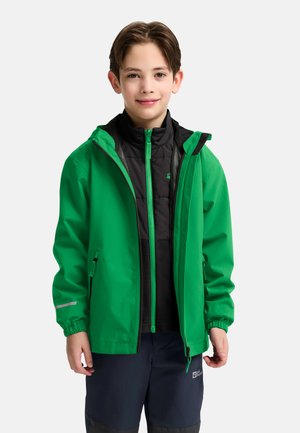 Grüne wasserdichte Jacke mit Kapuze, Reißverschluss und elastischen Bündchen über einer schwarzen isolierten Weste. Reißverschlusselemente in leuchtendem Grün.