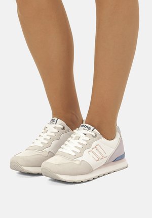 Zapatillas blancas y beige con materiales de ante y malla, que presentan un diseño texturizado, cordones y un acento en púrpura claro en el talón.