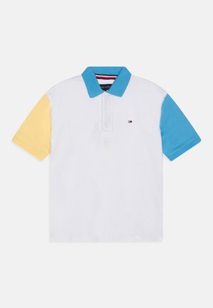 Polo a maniche corte con corpo bianco, colletto blu e maniche gialle e blu. Realizzato in cotone con logo ricamato sul petto.