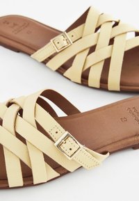 Next FOREVER COMFORT CROSS STRAP REGULAR WIDE FIT - Slip-on sandaler - light yellow