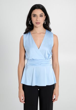 Top senza maniche di colore azzurro chiaro con scollatura a V profonda, vita arricciata e orlo svasato. Realizzato in un tessuto liscio simile alla satin. Senza motivi particolari.