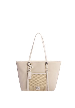 Bolso tote de cuero beige con dos asas para el hombro, bolsillo frontal de malla, logo metálico y una pequeña etiqueta rectangular unida a una de las asas.