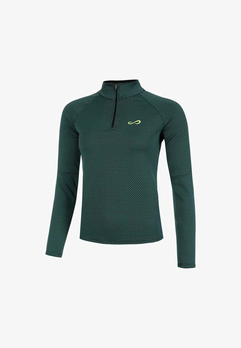 Maglietta sportiva a maniche lunghe di colore verde scuro con collo a mezza zip, motivo testurizzato e un piccolo logo giallo sul lato sinistro del petto.