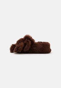 Неизбран, dark brown