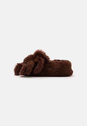 Chausson slip-on doux, marron, duveteux, avec une texture pelucheuse et un motif en forme de nœud sur le dessus, présenté en vue latérale sur un fond uni.