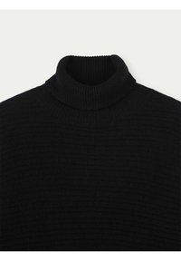 Svart stickad polotröja med ribbat mönster och en åtsittande hals. Designen är sömlös, utan synlig hårdvara eller accenter.