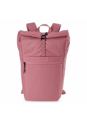 Sac à dos rose à rabat roulé avec bretelles rembourrées, poche zippée à l'avant et fermeture à boucle noire, marqué "NITRO" sur le panneau avant.
