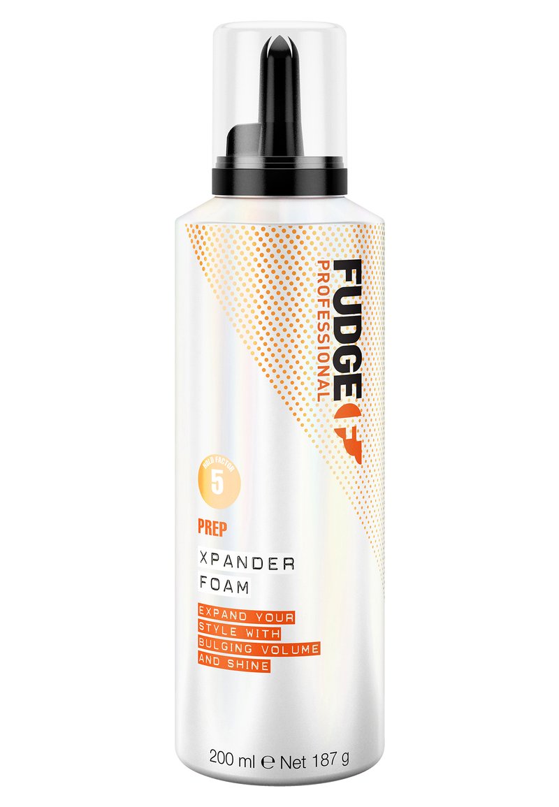 Sølv cylindrisk aerosolbeholder med orange og sort tekst. Har et klart låg og en pumpedyse. Etiketten angiver produkttype og volumen.