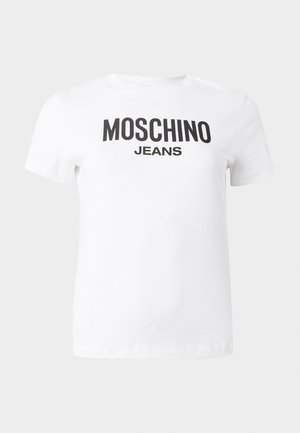 T-shirt blanc à manches courtes avec le texte noir "MOSCHINO JEANS" imprimé sur la poitrine, présenté sur un fond uni.
